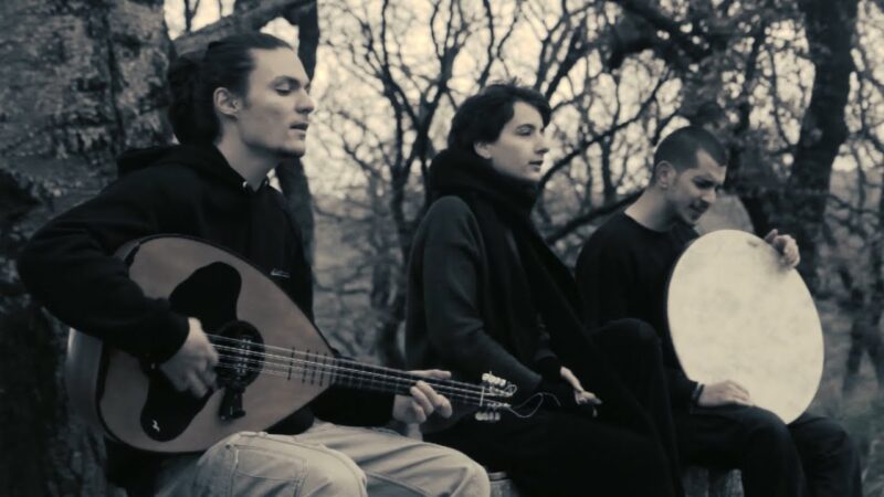 On The Rose Tree / Apáno stin triantafylliá / Απάνω στην τριανταφυλλιά | Mahalle (Song – Macedonian/Greek, Traditional)